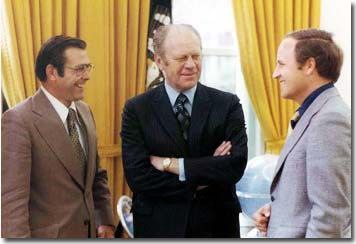 사진 왼쪽부터 D. 럼스펠드 대통령 비서실장. 포드 대통령. 부실장 D. 체니.