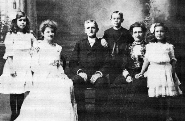 1901년 6월 촬영된 아펜젤러 가족사진. 가운데 앉아 있는 배재학당 서립자 헨리 거하드 아펜젤러 좌우로 이화여전 교장을 지낸 딸 앨리스 아펜젤러와 배재학당 교장을 이어받은 아들 헨리 도지 아펜젤러가 있다. (아펜젤러선교기념관 제공)