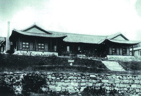 메리 스크랜턴 여사가 1886년 11월 완공한 이화학당 교사(校舍). 지금의 이화여고 자리인 서울 정동에 200평짜리 기와집으로 지었다. (이화여대 제공)