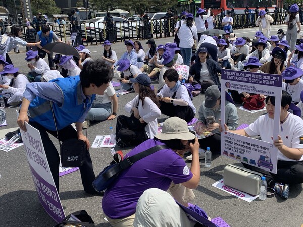 전국대리운전노조 서울‧경기지부 조합원들이 5월 1일 서울 광화문에서 열린 '세계노동절대회'에 참석하고 있다. 본행사 개최 전 여성 대리 노동자들의 모임인 '위풍당당 여성대리기사모임'과 '인권운동네트워크 바람' 활동가들은 성희롱과 언어폭력에 노출되고 배차 제한으로 차별받는 여성 대리 노동 문제를 알리기 위해 인증샷 캠페인도 진행했다. 사진=전국대리운전노동조합