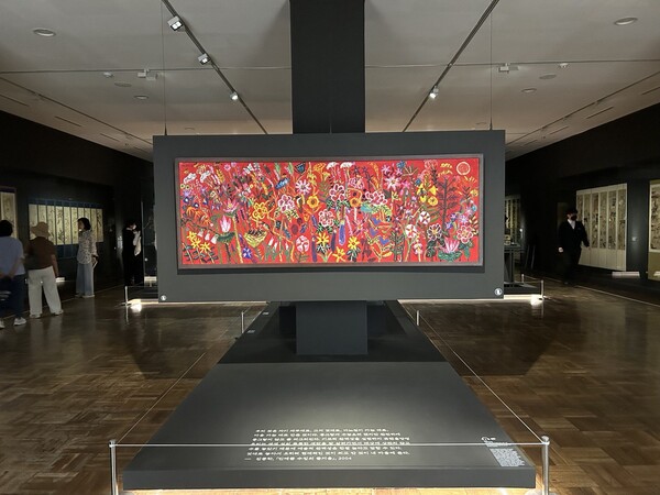 전시 들머리의 김종학 '백화만발'