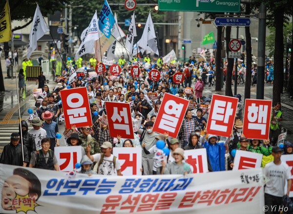 22일 오후 6월 전국집중촛불(95차 촛불대행진)에 참가한 시민들이 서울 도심을 행진하고 있다. 2024.6.22. 사진 이호 작가