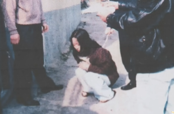 2000년 3월 7일 전남 완도에서 아버지를 살해했다는 혐의로 체포된 김신혜 씨의 현장검증 당시 사진. SBS '그것이 알고싶다' 2014년 8월 2일 방송 '수면제 살인 미스터리, 무기수 김신혜의 14년' 화면 갈무리