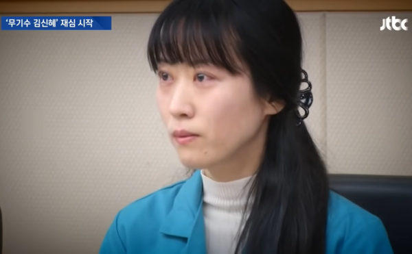 2019년 3월 6일 광주지법 해남지원에서 열린 재심 첫 공판준비기일에 출석한 김신혜 씨(오른쪽)가 법정에서 눈물을 글썽이고 있다. 2019.3.6. JTBC 뉴스 화면 갈무리