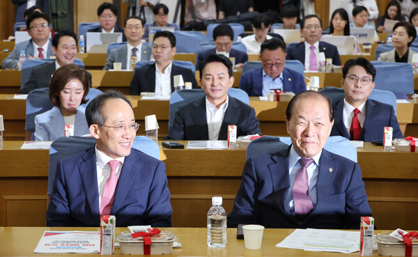 국민의힘 황우여 비상대책위원장(오른쪽)과 추경호 원내대표가 24일 오전 국회에서 열린 국민의힘 초선의원 공부모임에 참석해 자리하고 있다. 2024.6.24. 연합뉴스