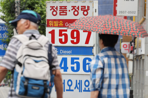이번 주 국내 주유소 휘발유와 경유의 주간 평균 판매 가격이 동반 하락세를 보였다. 6월 셋째 주(16∼20일) 전국 주유소 휘발유 평균 판매가는 직전 주 대비 L당 6.0원 하락한 1648.7원으로, 7주 연속 하락했다. 사진은 23일 서울 시내 주유소 모습. 2024.6.23. 연합뉴스