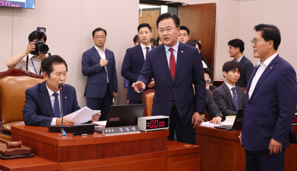 국민의힘 유상범(가운데), 송석준 의원이 6월25일 오전 국회에서 열린 '공영방송지배구조 개선법'(방송3법)을 상정해 심의하는 법제사법위원회 전체회의에 참석해 더불어민주당 소속 정청래 위원장(왼쪽)에게 진행 등과 관련해 항의하고 있다. 연합뉴스