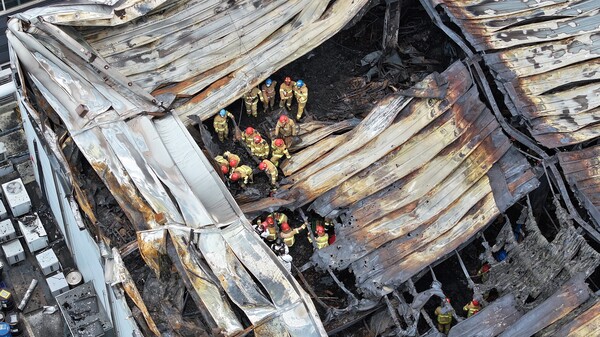 25일 오전 경기도 화성시 서신면 리튬전지 공장화재 현장에서 경찰과 소방, 국립과학수사연구원 등 관계자들이 화재 원인을 찾기 위한 합동 감식을 하고 있다. 2024.6.25 [공동취재] 연합뉴스