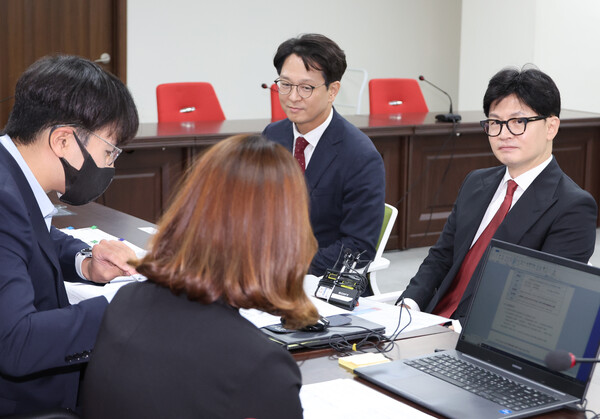 국민의힘 당권주자인 한동훈 전 비상대책위원장이 25일 오전 서울 여의도 당사에서 7·23 전당대회 당대표 후보 등록을 하고 있다. 2024.6.25 연합뉴스