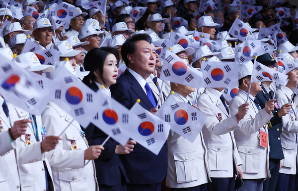 윤석열 대통령과 김건희 여사가 25일 대구 엑스코에서 열린 '6·25전쟁 제74주년 행사'에서 6·25의 노래를 부르며 태극기를 흔들고 있다. 2024.6.25 [대통령실통신사진기자단] 연합뉴스