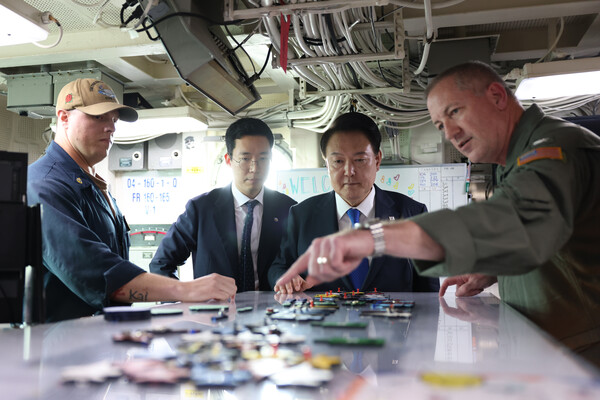 윤석열 대통령이 25일 부산 해군작전기지에서 미 해군 항공모함 시어도어 루즈벨트함에 승선해 비행갑판 통제실에서 브라이언 스크럼 루즈벨트 함장으로부터 항모에 대한 설명을 듣고 있다. 루즈벨트함은 한국·미국·일본의 첫 다영역 군사훈련인 '프리덤 에지' 참여를 위해 지난 22일 부산 해군작전기지에 입항했다. 2024.6.25 [대통령실 제공. 재판매 및 DB 금지] 연합뉴스