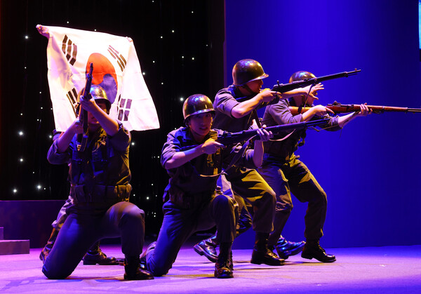 25일 대구 엑스코에서 열린 6·25전쟁 74주년 행사에서 '우리는 전진한다' 헌정 공연이 펼쳐지고 있다. 2024.6.25 [대통령실통신사진기자단] 연합뉴스