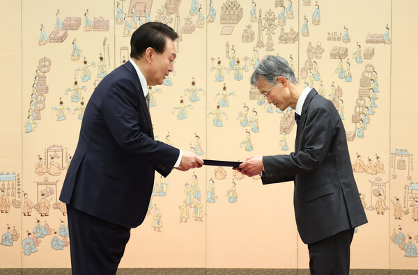 윤석열 대통령이 8일 서울 용산 대통령실 청사에서 조희대 신임 대법원장에게 임명장을 수여하고 있다. 2023.12.8 [대통령실통신사진기자단] 연합뉴스