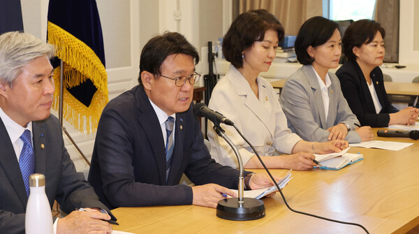 조국혁신당 황운하 원내대표(왼쪽 두번째)가 18일 오전 국회에서 열린 의원총회에서 발언하고 있다. 2024.6.18. 연합뉴스