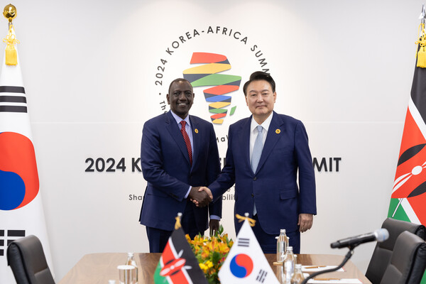 윤석열 대통령이 4일 경기도 고양시 킨텍스에서 열린 한-케냐 정상회담에서 윌리엄 루토 케냐 대통령과 악수하고 있다. 2024.6.4 [대통령실 제공] 연합뉴스