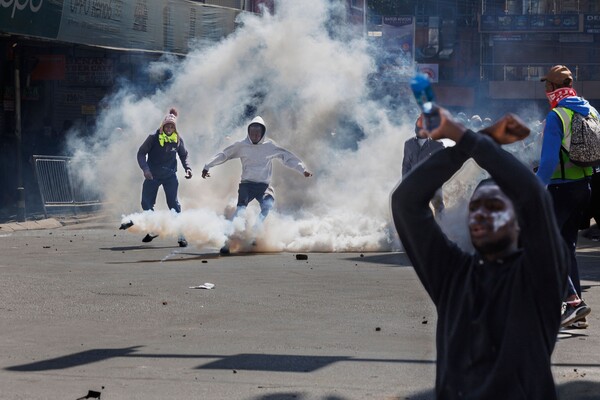 케냐 수도 나이로비 도심에서 대대적인 세금 인상안을 담은 재정법안이 의회에서 표결하는 동안 시위대들이 경찰이 쏜 최루탄에 맞서 싸우고 있다.  2024. 06. 25 [AFP=연합뉴스]