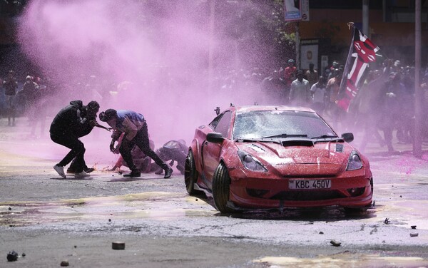 케냐 수도 나이로비 도심에서 대대적 세금인상 내용을 담은 윌리엄 루토 정권의 재정법안이 의회를 통과한 데 대한 항의 시위가 벌어진 가운데 경찰이 시위대를 향해 물대포를 발사하고 있다. 2024. 06. 25 [(AP=연합뉴스]