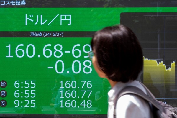 27일 도쿄의 거리에 설치돼 있는 미국 달러 대비 일본 엔화의 환율 표시 전광판. 전날 엔은 미국 뉴욕 외환시장에서 달러 대비 1달러=160.88엔까지 떨어졌다. 2024.6.27.  AFP 연합뉴스