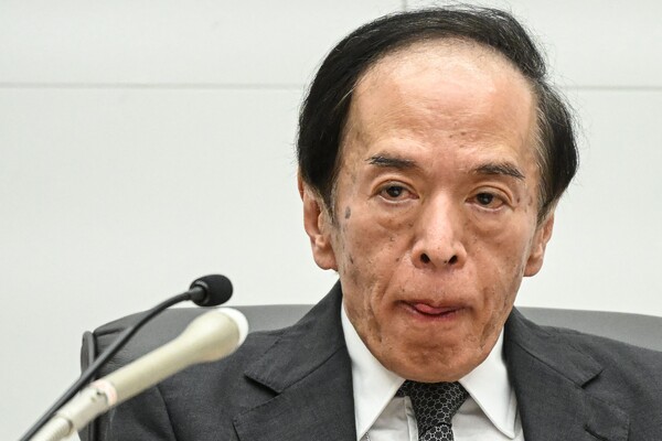 우에다 가즈오 일본은행 총재가 지난 14일 도쿄 일본은행 본부에서 이틀간 통화정책회의를 마친 후 기자회견을 하고 있다. 일본은행은 이날 금리 인상을 유예했다. 2024.6.14. AFP 연합뉴스