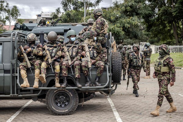 케냐국방군 병력들이 27일(현지시간) 항의 시위 재개에 대비해 수도 나이로비에 거리에 배치되고 있다. 2024. 06. 27 [AFP=연합뉴스]
