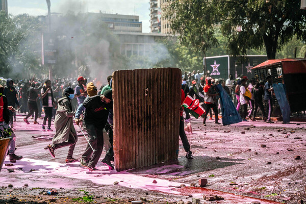 케냐 수도 나이로비 도심에서 25일 대대적 서민 증세안을 담은 윌리엄 루토 정부의 재정법안 입법에 반대하는 격렬한 항의 시위가 벌어졌다.  2024. 06. 25 [UPI=연합뉴스]