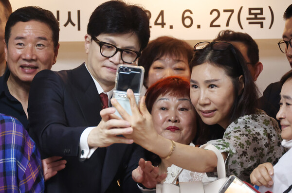 국민의힘 당권주자인 한동훈 전 비상대책위원장이 27일 대구 서구 김상훈 의원 지역구 사무실 건물 한 회의실에서 당원들과 기념 촬영을 하고 있다. 2024.6.27. 연합뉴스