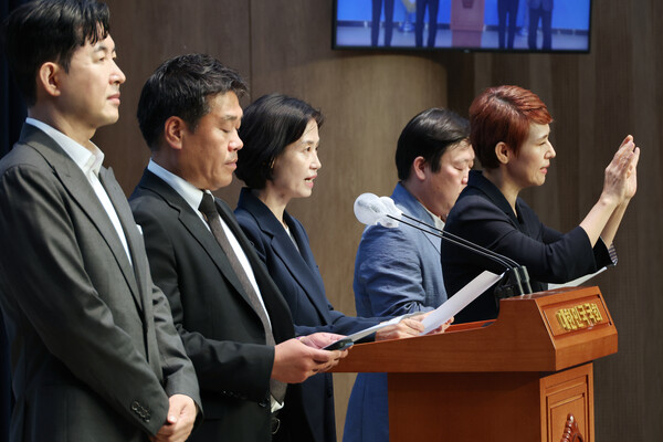 조국혁신당 박은정 의원이 27일 오전 국회 소통관에서 민생경제연구소 안진걸 소장, 검사를 검사하는 변호사 모임 오동현 대표, 을들의연대 박창진 대표 등과 함께 국민의힘 한동훈 전 비상대책위원장의 자녀 입시비리 의혹 등과 관련한 경찰 수사를 규탄하며 '한동훈 특검법'의 필요성을 강조하고 있다. 2024.6.27. 연합뉴스