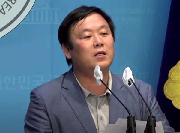 민생경제연구소 안진걸 소장이 27일 오전 국회 소통관에서 조국혁신당 박은정 의원, 검사를 검사하는 변호사 모임 오동현 대표, 을들의연대 박창진 대표 등과 함께 국민의힘 한동훈 전 비상대책위원장의 자녀 입시비리 의혹 등과 관련한 경찰 수사를 규탄하며 '한동훈 특검법'의 필요성을 강조하고 있다. 2024.6.27. 안진걸TV 갈무리