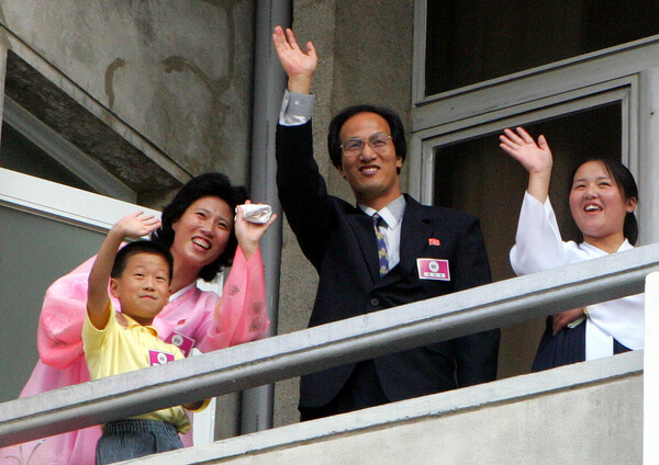 2006년 금강산 이산가족 상봉행사에서 모친 최계월 씨와 상봉한 납북자 김영남 씨 가족. 금강산호텔 앞에서 멀어져가는 모친을 향해 인사하고 있다. 오른쪽이 납치자 요코다 메구미와 사이에 낳은 딸 은경양이고, 왼쪽은 새 부인 박춘화 씨와 낳은 아들 철봉 군이다. 2006.6.28. 연합뉴스 