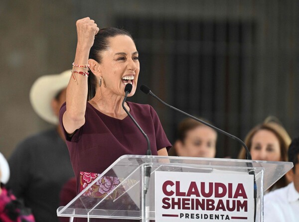 (멕시코시티 AFP=연합뉴스) 멕시코 집권당 국가재건운동의 대선후보인 클라우디아 셰인바움이 29일(현지시간) 멕시코시티에서 열린 유세에서 연설하고 있다.