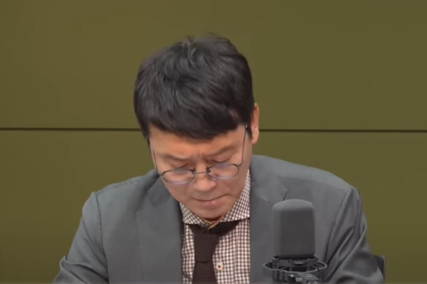 김웅 전 국민의힘 의원이 27일 오후 CBS 라디오 '박재홍의 한판승부'에 출연해 이태원 참사에 관한 발언을 하다 입술을 깨물며 울먹이고 있다. 유튜브 화면 갈무리
