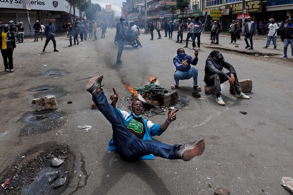 케냐 수도 나이로비 도심 기리에서 항의 시위를 시민들이 폭동진압 경찰에 맞서고 있다. 2024. 06. 27 [AFP=연합뉴스]