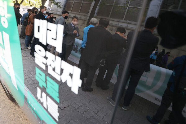 2022년 10월 18일 서울 여의도 한국노총 앞에서 열린 대리운전기사를 위한 심야 이동형 쉼터 차량 발차식이 차량 창에 비치고 있다. 2021년 11월부터 공공형 심야 이동형 쉼터 시범사업을 실시한 한국플랫폼프리랜서노동공제회와 한국대리운전협동조합은 2022년 하반기 고용노동부 '플랫폼종사자 일터개선 지원사업'에 선정된 바 있다. 2022.10.18. 연합뉴스