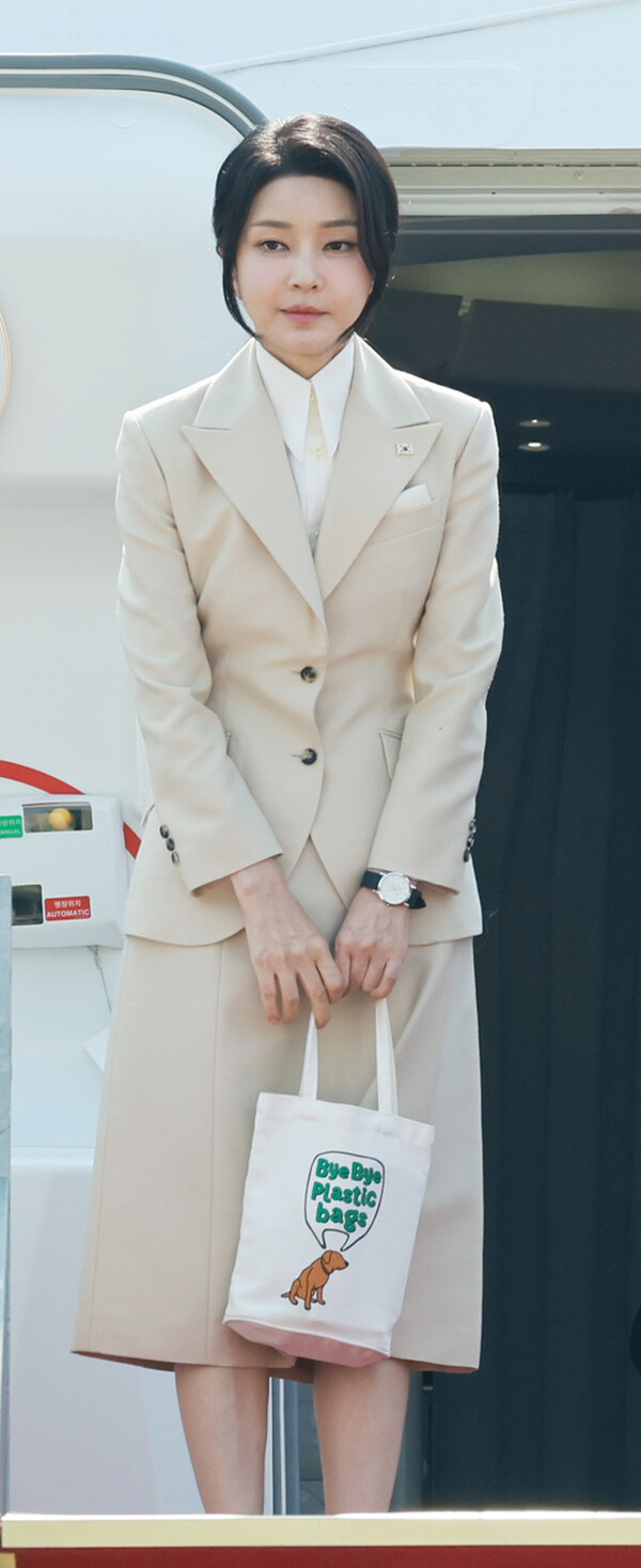 윤석열 대통령과 함께 투르크메니스탄, 우즈베키스탄, 카자흐스탄 등 중앙아시아 3개국 순방에 나선 김건희 여사가 '바이바이 플라스틱 백'이라는 문구가 적힌 에코백을 들고 10일 경기 성남 서울공항에서 출국하고 있다. 2024.6.10. 연합뉴스
