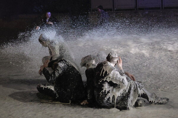 30일 이스라엘 예루살렘에서 병역 면제 혜택을 없애는 새 병역법에 반대해 벌인 유대 초정통파 학생들의 시위 도중, 경찰이 시위대 해산을 위해 물대포를 쏘고 있다. 2024. 06. 30 [EPA=연합뉴스]