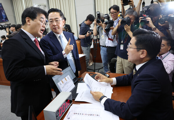 1일 국회에서 열린 운영위원회 전체회의. 국민의힘 배준영 간사(왼쪽)와 더불어민주당 박성준 간사가 박찬대 위원장과 의사 진행 관련 대화를 하고 있다. 2024.7.1. 연합뉴스