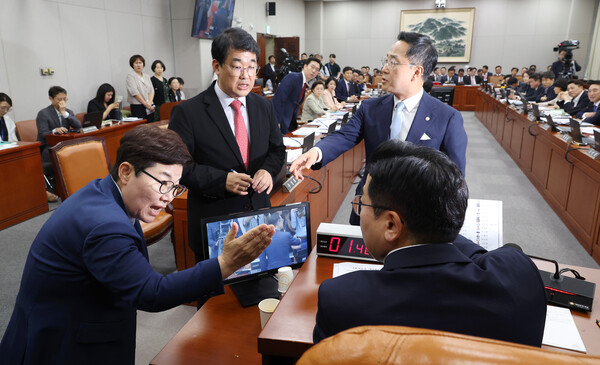 국민의힘 임이자 의원(왼쪽)이 1일 오후 국회에서 열린 운영위원회 전체회의에서 더불어민주당 소속 박찬대 위원장에게 항의하고 있다. 2024.7.1. 연합뉴스