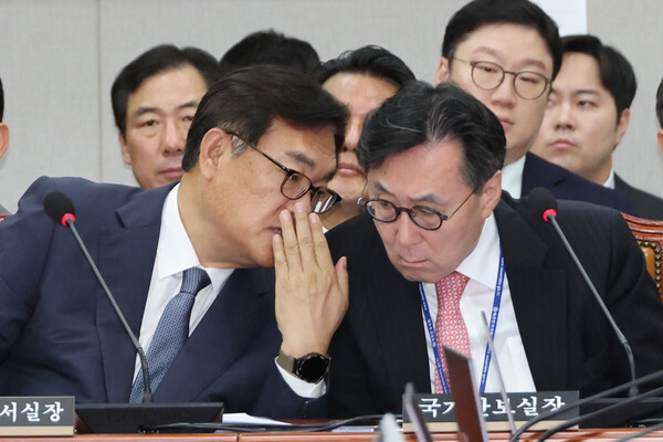 정진석 대통령 비서실장(왼쪽)이 1일 오전 국회에서 열린 운영위원회 전체회의에서 장호진 국가안보실장과 대화하고 있다. 2024.7.1. 연합뉴스
