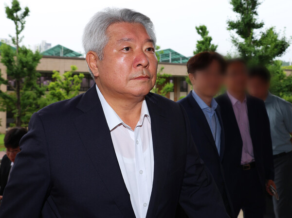 탄핵안 보고 전 자진 사퇴 의사를 밝힌 김홍일 방송통신위원장이 2일 오전 정부과천청사로 출근하고 있다. 2024.7.2 연합뉴스
