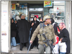 예루살렘에서 총과 곤봉으로 무장을 하고 팔레스타인인들을 공격하는 이스라엘 군인들, 그리고 몸을 피하는 여성과 어린이들. 미니