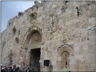 전쟁 과정에서 예루살렘 성벽에 발생한 총탄 자국들. 미니