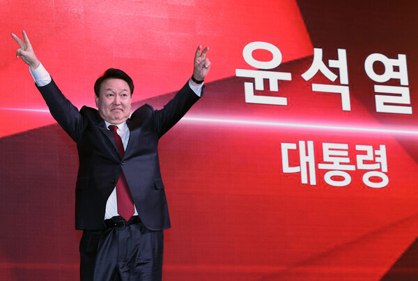 윤석열 대통령이 지난 8일 경기도 고양시 일산 킨텍스에서 열린 국민의힘 제3차 전당대회에서 어퍼컷 세리머니를 하고 있다. 2023.3.8. [공동취재] 연합뉴스