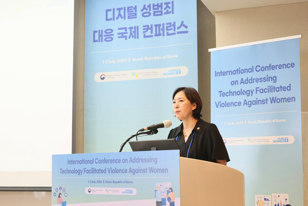 신영숙 여성가족부 차관이 1일 서울 중구 프레지던트 호텔에서 열린 '디지털 성범죄 대응 국제 학술대회'에 참석해 환영사를 하고 있다. 2024.7.1 [여성가족부 제공] 연합뉴스