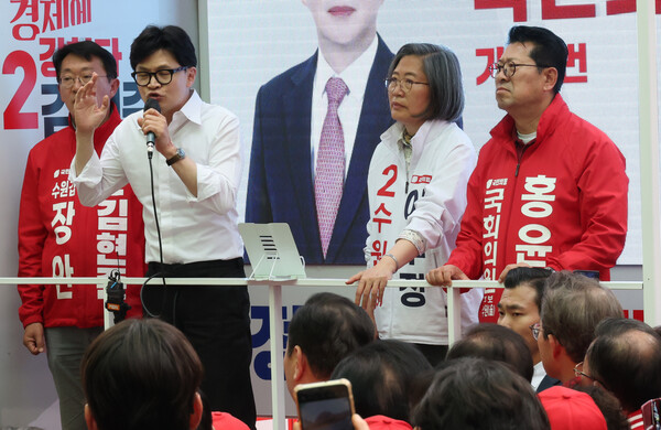 국민의힘 한동훈 비상대책위원장이 8일 수원시 장안구에서 김현준, 홍윤오, 이수정 후보와 집중유세를 하고 있다. 2024.4.8. 연합뉴스