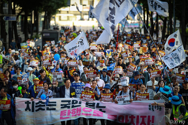제 92차 촛불대행진 집회를 마친 시민들이 광화문 광장을 향해 행진을 하고 있다. 2024.6.1. 사진 이호 작가 