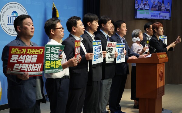 윤석열 대통령 탄핵소추안 발의를 요구하는 국회 국민동의 청원에 대한 동의가 100만 명을 넘어선 3일 더불어민주당 강득구 의원과 김은진 촛불행동 공동대표 등이 촛불집회 개최 등 향후 계획을 발표하고 있다. 2024.07.03 연합뉴스