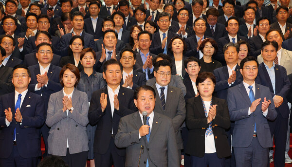더불어민주당 김병주 의원이 2일 저녁 국회에서 열린 의원총회를 마치고 나와 동료 의원들의 박수를 받으며 국민의힘 비판 발언을 하고 있다. 2024.7.2. 연합뉴스
