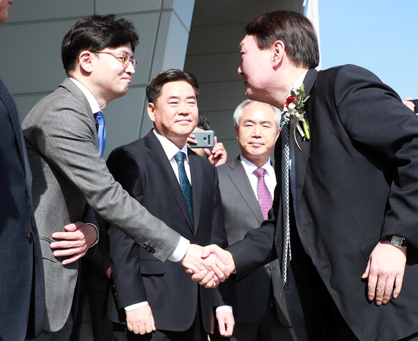 2020년 2월 검찰총장과 부산고검 차장 시절의 윤석열과 한동훈. 한동훈은 이 당시 사무실을 찾아온 채널A 이동재 기자 등을 만나 대화를 나눈 바 있다.2020.2.13(연합뉴스)