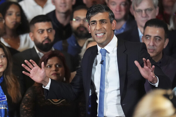 리시 수낵 영국 총리가 2일(현지시간) 런던에서 총선 유세를 하고 있다. 수낵 총리가 이끄는 집권 보수당은 최근 여론조사 지지율에서 제1야당인 노동당에 크게 뒤지고 있어 4일 치러지는 조기 총선에서 패배가 유력한 상황이다. 2024.07.03. AP 연합뉴스