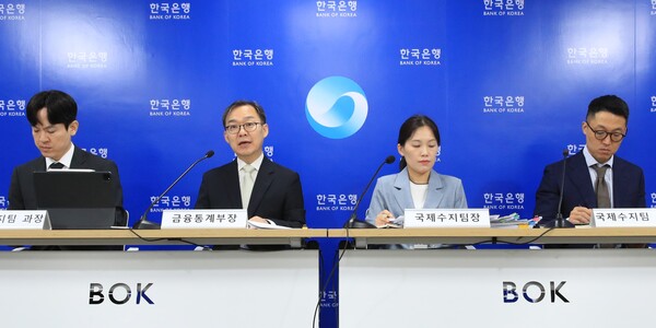5일 서울 중구 한국은행에서 열린 2024년 5월 국제수지(잠정) 설명회. 왼쪽부터 이영우 한국은행 국제수지팀 과장, 송재창 금융통계부장, 문혜정 국제수지팀장, 안용비 국제수지팀 과장. 2024.7.5. [한국은행 제공] 연합뉴스